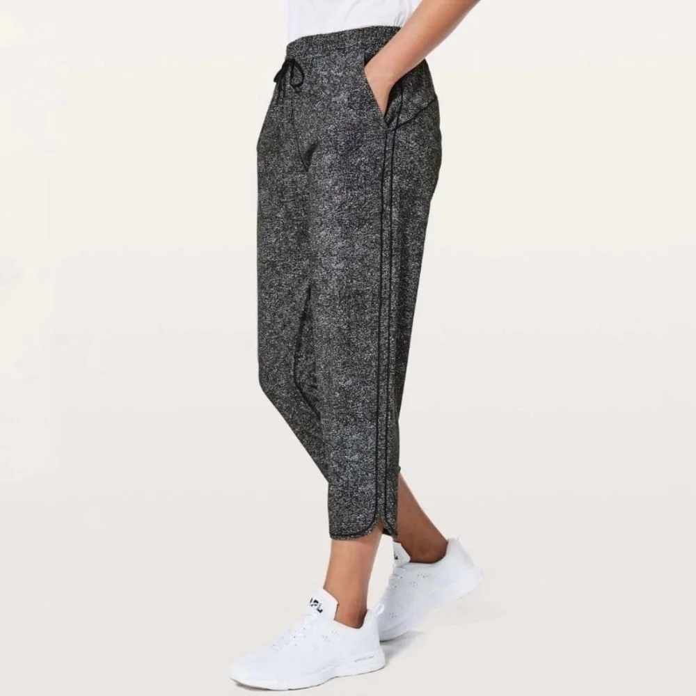 Lululemon Keep It Classic Crop White Noise Alpine White Black